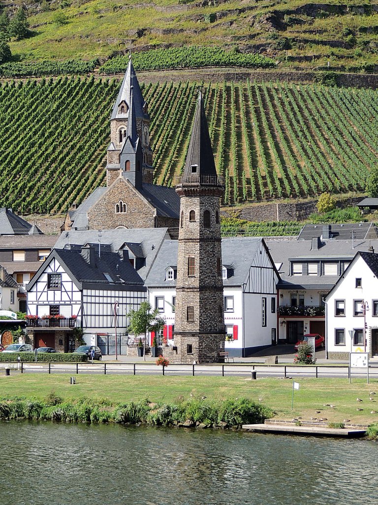 Fhrturm (diente zur Fixierung des Fhrseils)hatte seine Grundsteinlegung am 27.4.1863, und ist noch immer ein Wahrzeichen von Hatzenport(Mosel); 120822