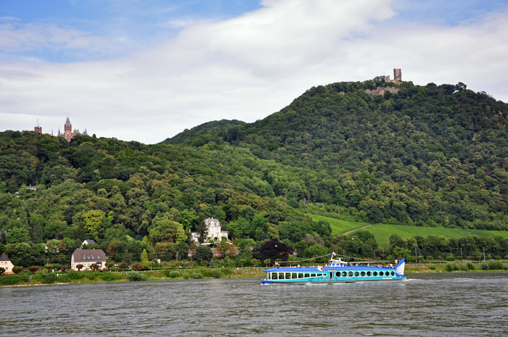 Fahrgastschiff  Moby Dick  zieht seine Bahn auf dem Rhein, im Hintergrund das Siebengebirge mit Drachenfels und Drachenburg - 31.07.2010