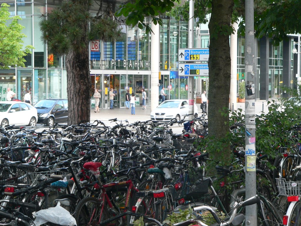 Fahrradabstellanlage vor dem Freiburger Hauptbahnhof. Trotz steigenden Verkehrsanteils in Grostdten wird das Fahrrad oft  vergessen  - es wirkt bei gleicher Personenzahl nicht so gro wie ein Auto und wird verkehrspolitisch immer noch als etwas schnellerer Fugnger missverstanden - und daher weiterhin gerne auf Gehwege abgeschoben. Dabei fhren solche Bilder die Vorteile dieses Verkehrsmittels vor Augen - stelle man sich die gleiche Zahl geparkter Autos vor, so wre ein teures Park-Hochhaus notwendig. 18.7.2010