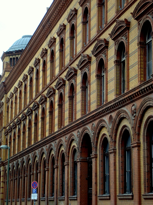 Fassade des ehemaligen Postfuhramts an der Tucholskystrae im Berliner Bezirk Mitte. Schon zu DDR-Zeiten restauriert, beherbergt es seit 1997 Galerien und Knstlerateliers. 15.5.2009