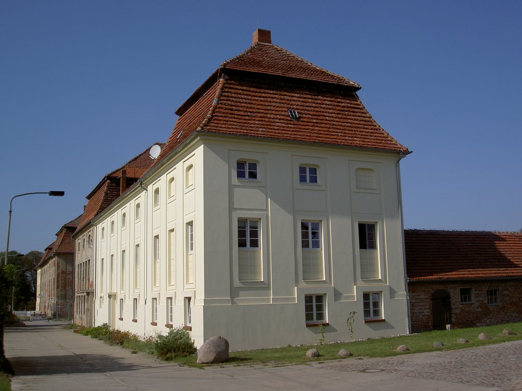 Faulenrost, Kavaliershuser der Schloanlage, Putzbauten mit Mansarddchern und 
Eckpavillons (16.09.2012)