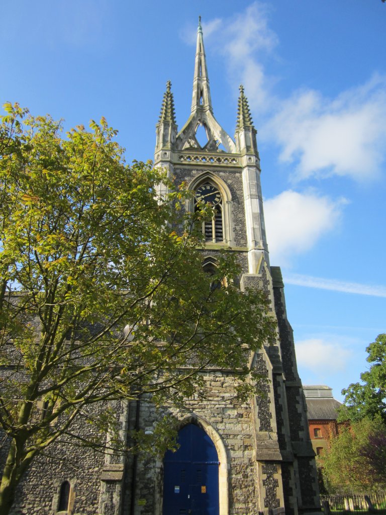 Faversham, Kirche St. Mary of Charity, kreuzfrmiger Grundri, Glockenturm aus dem 
18. Jahrhundert (25.05.2013)