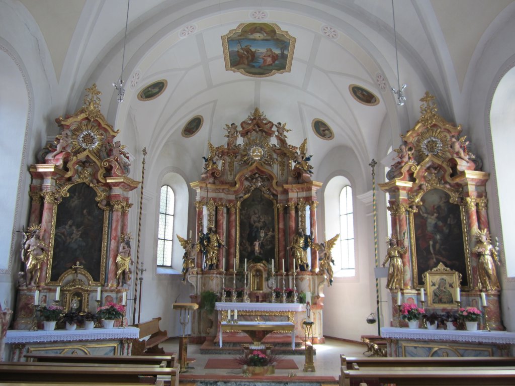 Feichten, Altre mit Figuren von Stephan Fger der Hl. Dreifaltigkeitskirche (28.04.2013)