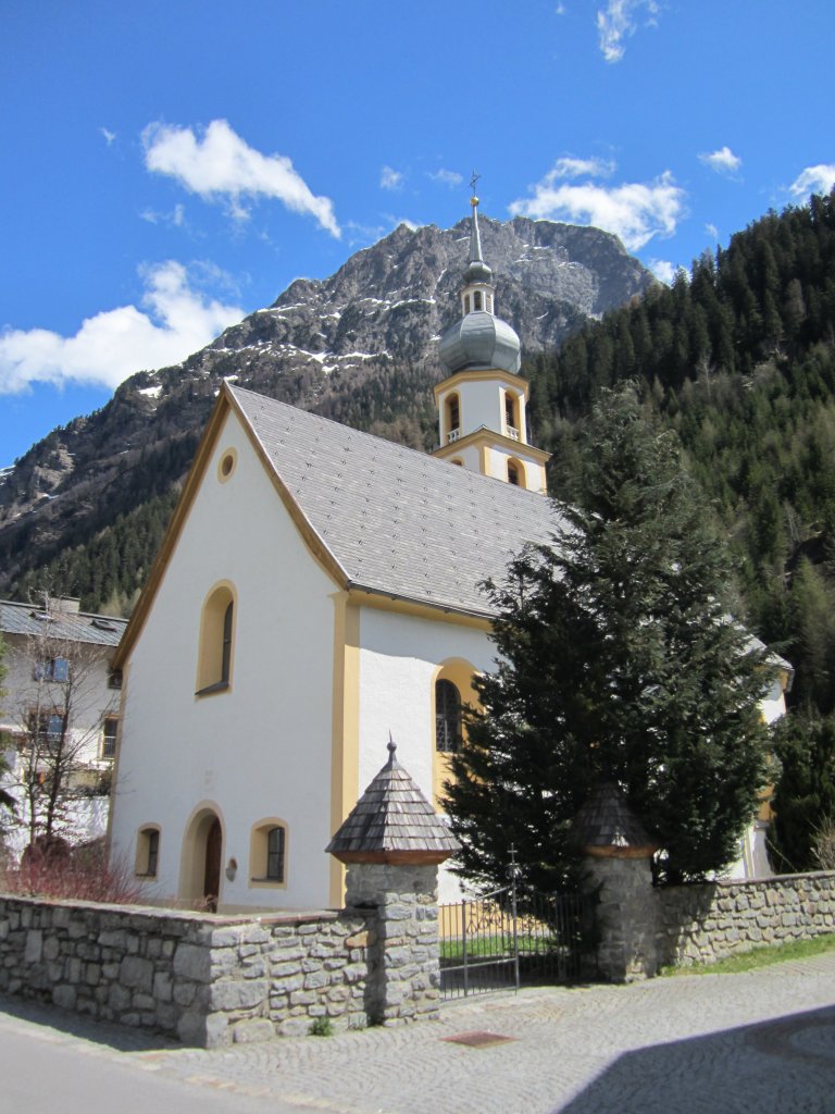 Feichten im Kaunertal, Hl. Dreifaltigkeitskirche, schlichter sptbarocker Bau von 1789 bis 1792 (28.04.2013)