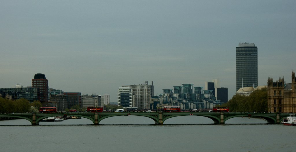 Feierabendverkehr auf der Westminster Bridge in London.
(29.04.2010)