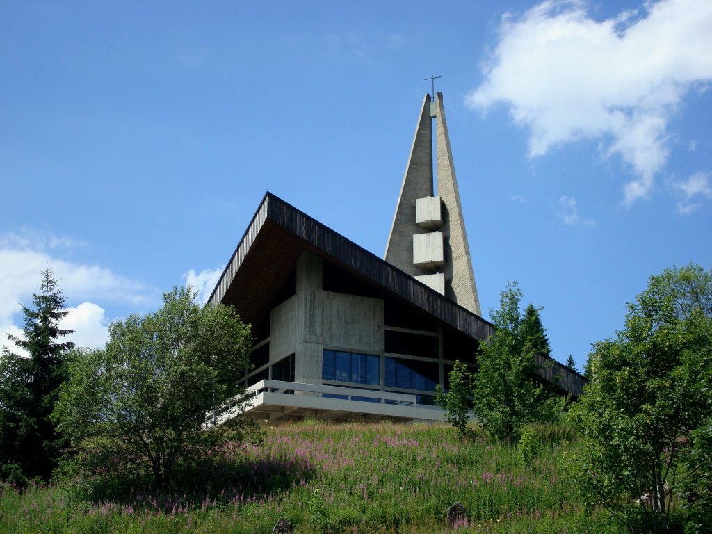 Feldberg im Schwarzwald,
hier steht Deutschlands hchsgelegene Pfarrkirche auf 1250m, wurde 1965 eingeweiht, Architekt war Rainer Disse,
Juli 2010