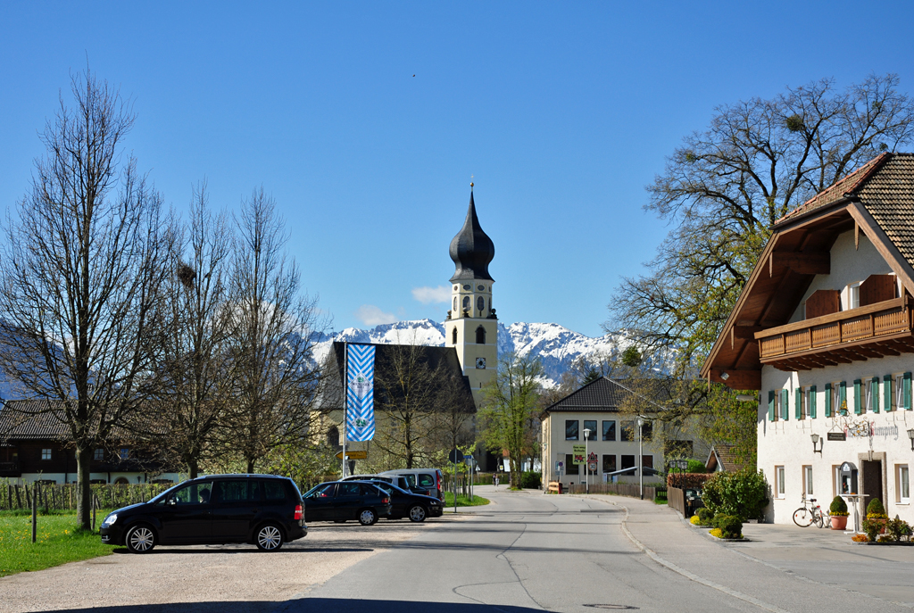 Feldkirchen Obb. mit Kirche und Bergpanorama - 25.04.2012