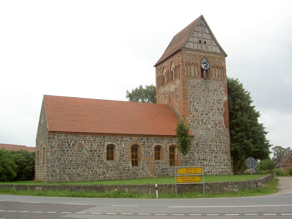 Feldsteinkirche von Dpow, erbaut im 13. Jahrhundert, Glockenstube aus dem 
15. Jahrhundert, Kreis Prignitz (10.07.2012)