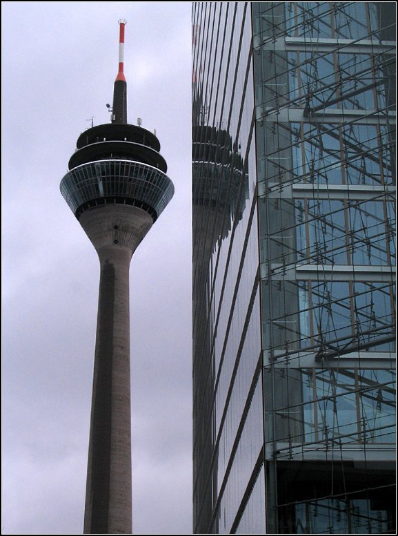 Fernsehturm und Torhaus in Dsseldorf. 20.03.2010 (Gisela)