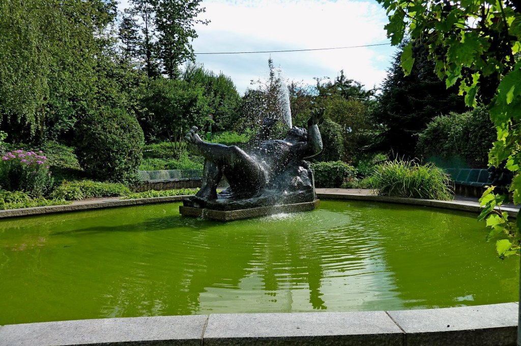 Fessenbach bei Offenburg, in der Mitte des Weinortes befindet sich der 1984 aufgestellte Bacchus-Brunnen, hier sprudelt er nur mit Wasser anstelle von Wein, Aug.2011