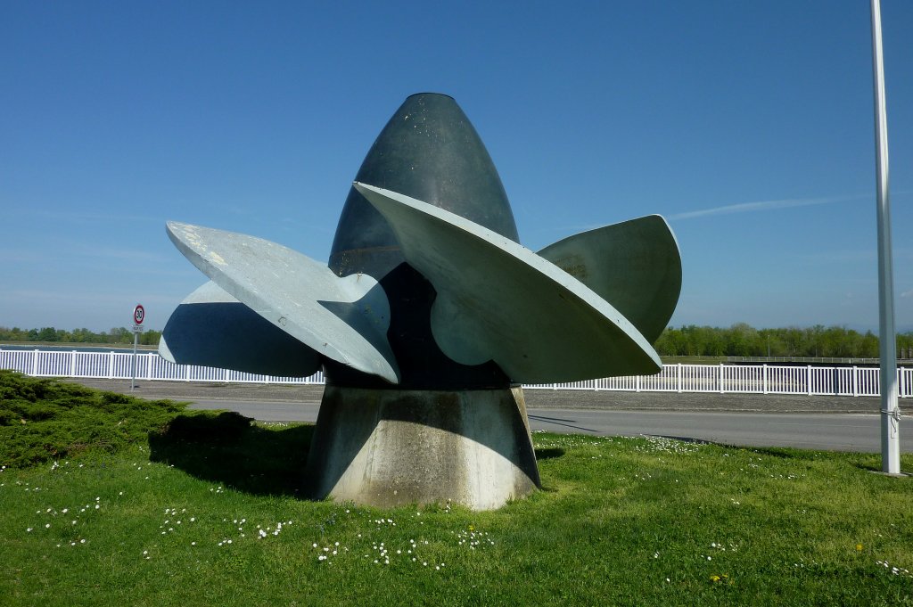 Fessenheim im Elsa, eine ausgediente Kaplanturbine aus dem Rheinkraftwerk steht hier als technisches Denkmal, dieser Turbinentyp eignet sich besonders fr Flusskraftwerke wie hier in Fessenheim, entwickelt wurde sie vom sterreicher Kaplan 1913, April 2011