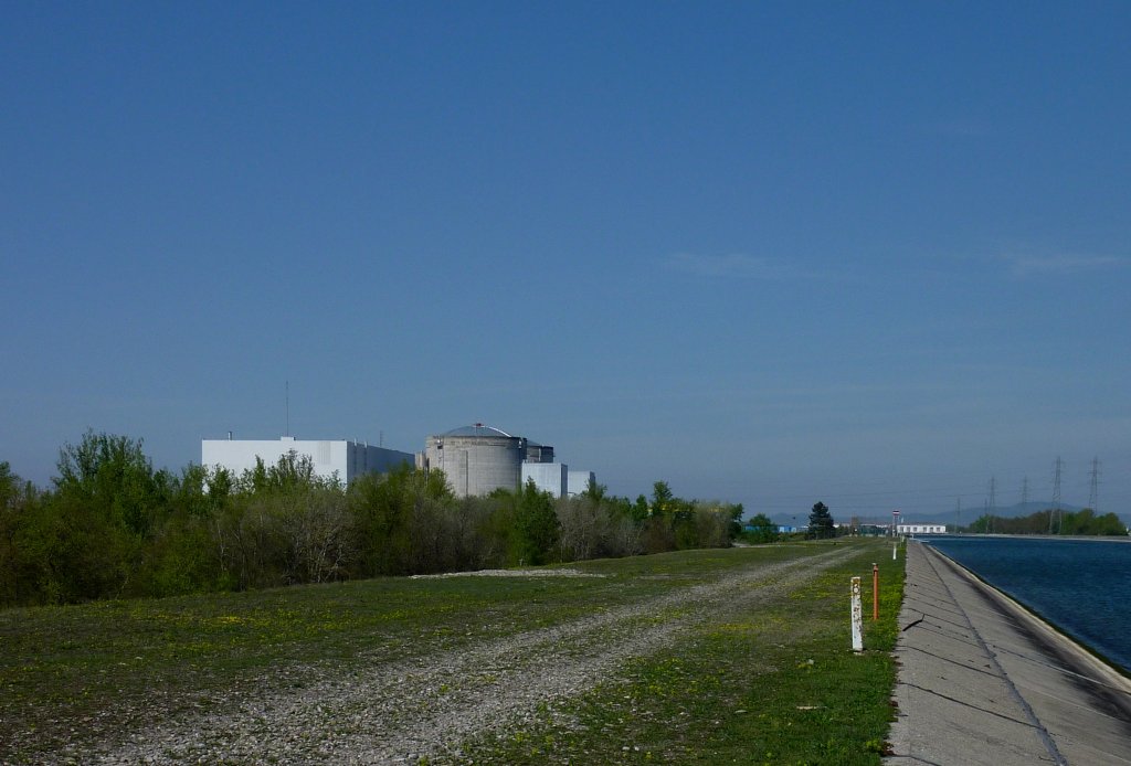 Fessenheim im Elsa, Blick vom Rheindamm auf das Atomkraftwerk Fessenheim(links) und das Flusswasserkraftwerk im Hintergrund, April 2011