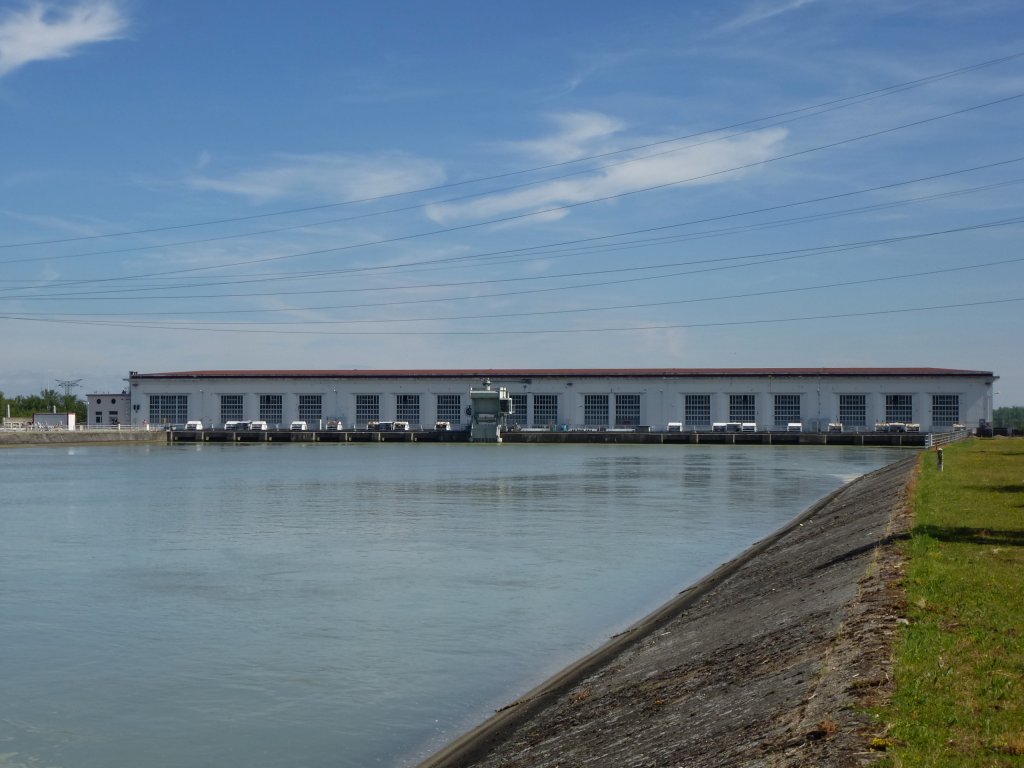 Fessenheim, das Wasserkraftwerk am Rheinseitenkanal, hier die Einstrmseite, Juni 2013