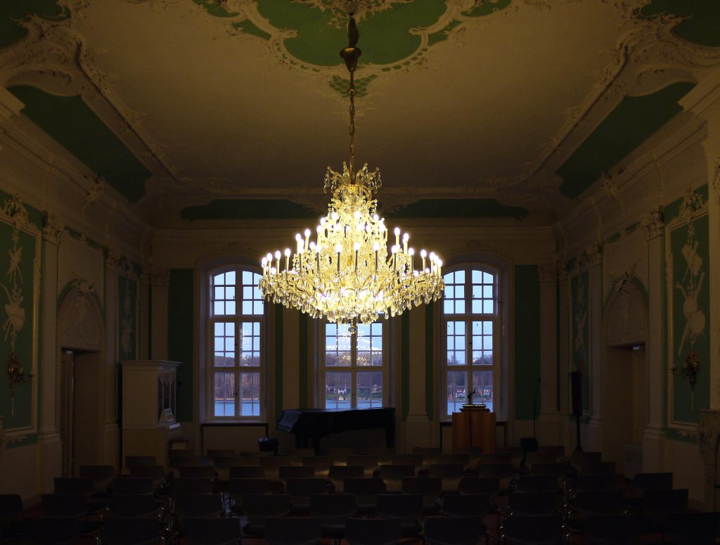 Festsaal mit Rocaille-Ornamentik an den Wnden und einem herrlichen Kronleucheter im Ratzeburger Herrenhaus; 30.12.2011
