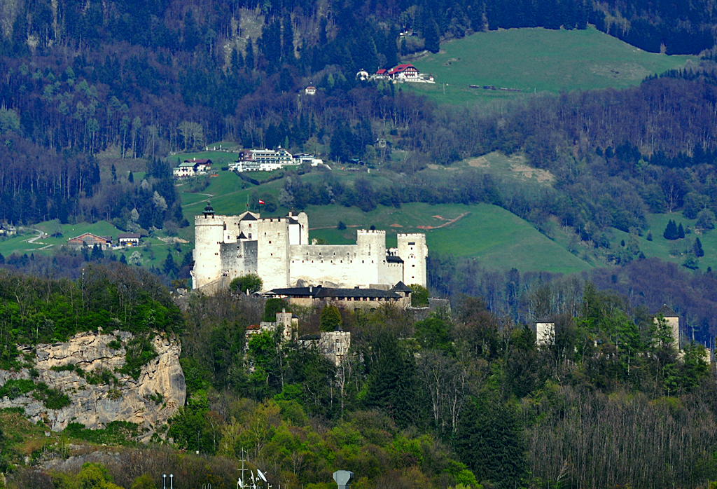 Festung Hohensalzburg vom Flughafen aus aufgenommen - 26.04.2012