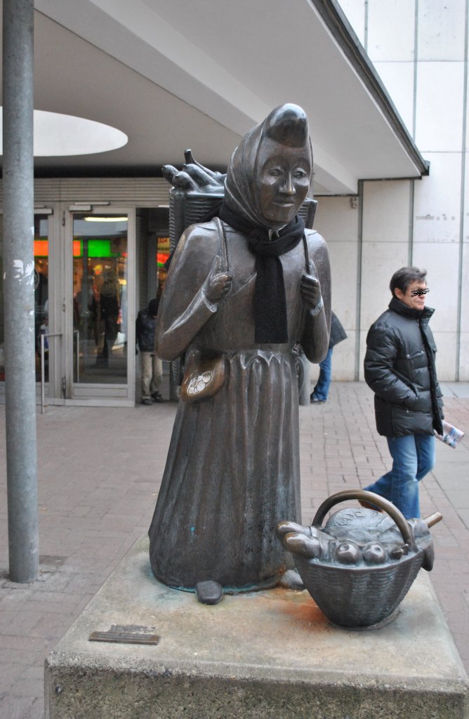 Figur Marktfrau an der Markthalle in Hannover. Jemand hat wohl gedacht der Frau sei kalt und hat ihr einen Schal umlegt. Foto vom 31.01.2011.