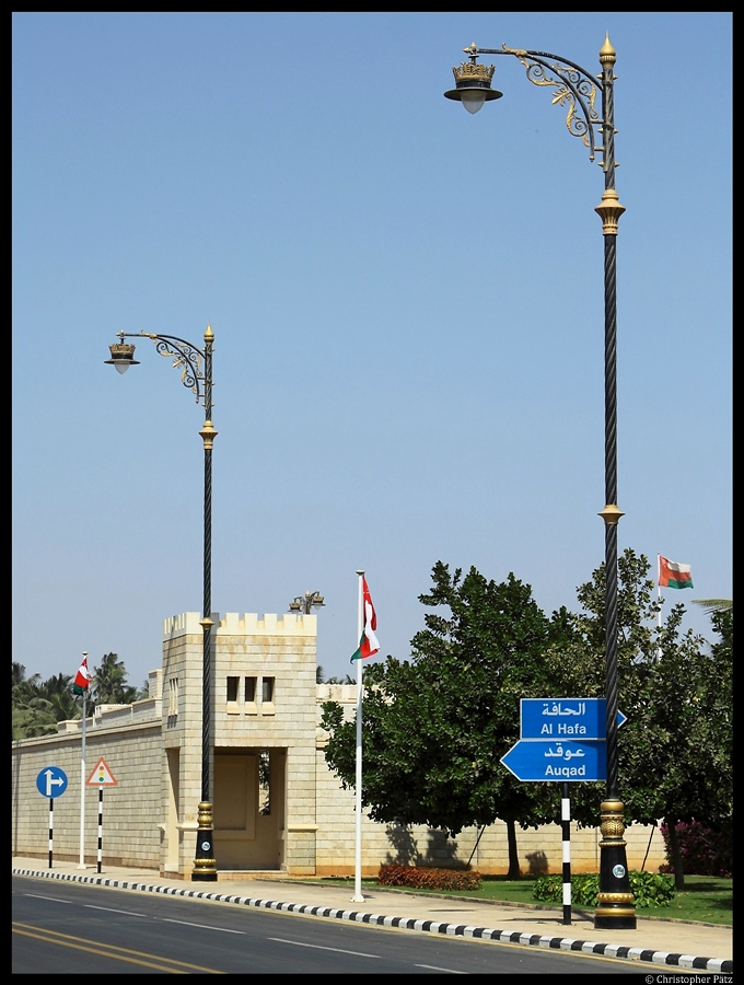 Filigran gestaltete Straenlaternen am Sultanspalast in Salalah. (01.12.2012)