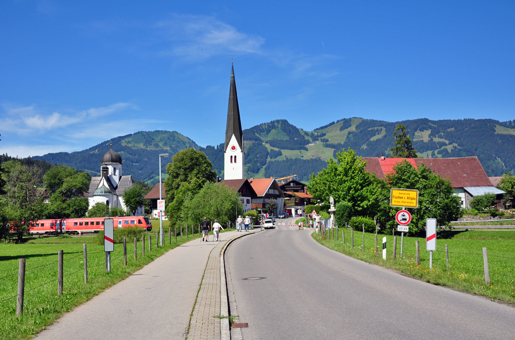 Fischen im Allgu mit Bergkulisse, Zug und Kirchen - 16.07.2011