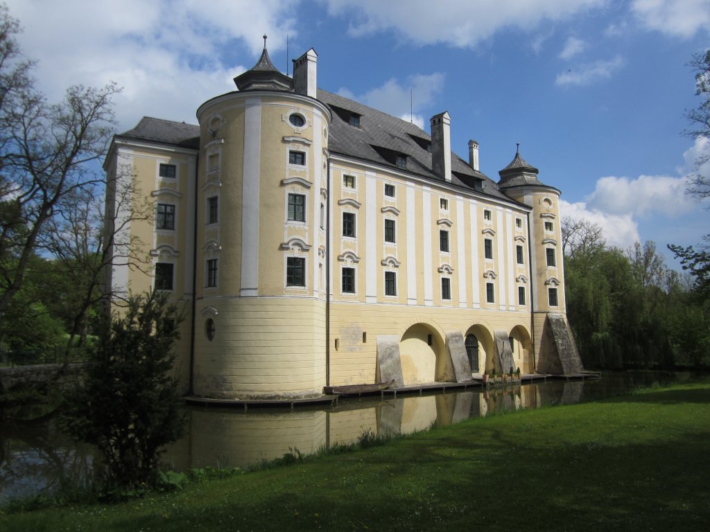 Fischlham, Wasserschloss Bernau, erbaut im 16. Jahrhundert, 1730 Umbau im Barockstil (05.05.2013)