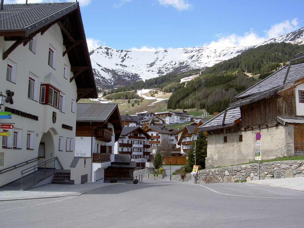 Fiss, Huser an der oberen Dorfstrae mit Blick auf die Samnaungebirgsgruppe (28.04.2013)