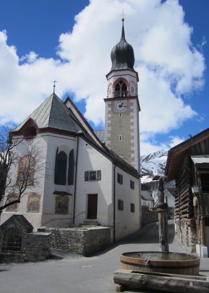 Fiss, Pfarrkirche St. Johannes der Tufer, sptgotisch, erbaut ab 1310, Umbau um 1500, Barockisierung im frhen 18. Jahrhundert (28.04.2013)