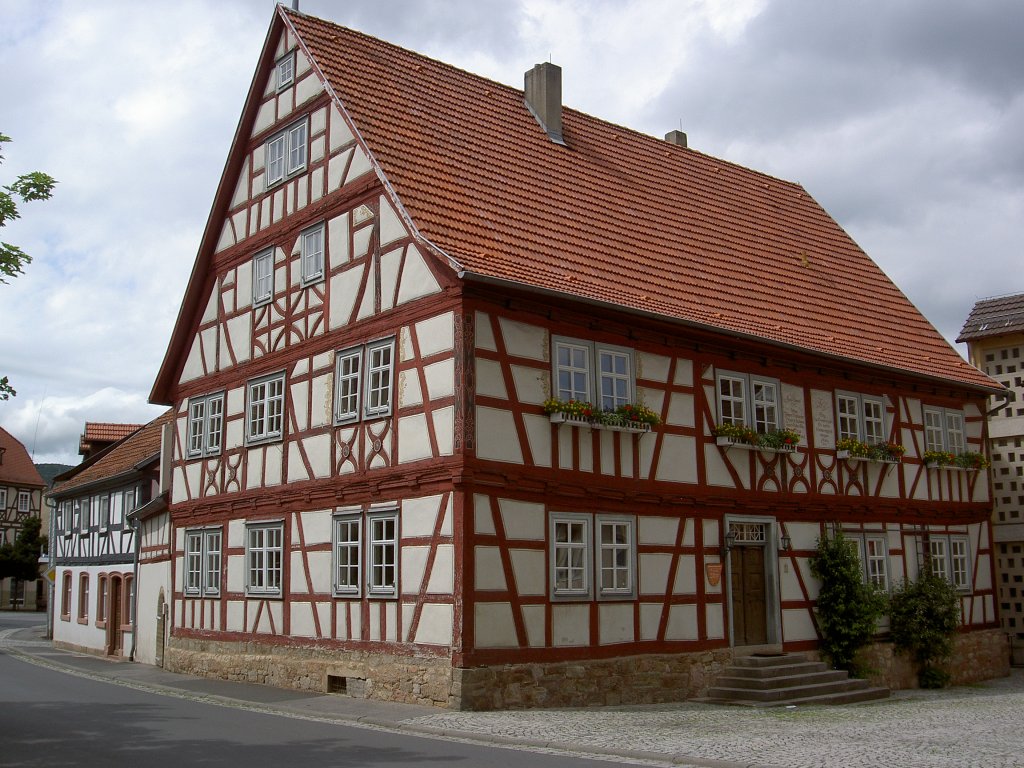 Fladungen, Pfrndnerspital am Markt, erbaut von 1770 bis 1774 mit Zierfachwerk 
(16.06.2012)