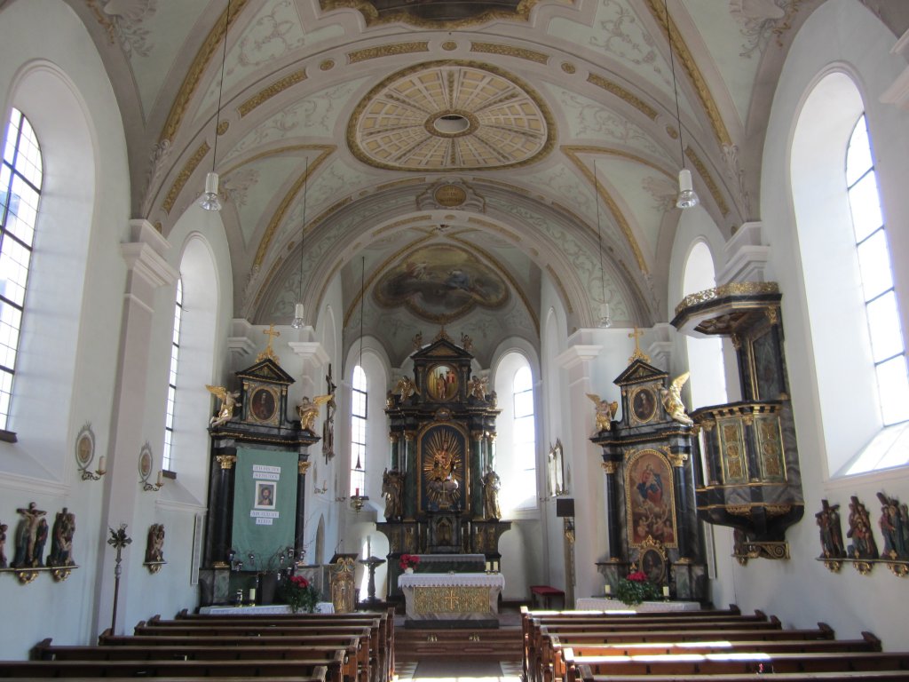 Flirsch, Altre der St. Bartholomus Kirche mit Figuren von Josef Georg Witwer (14.04.2013)