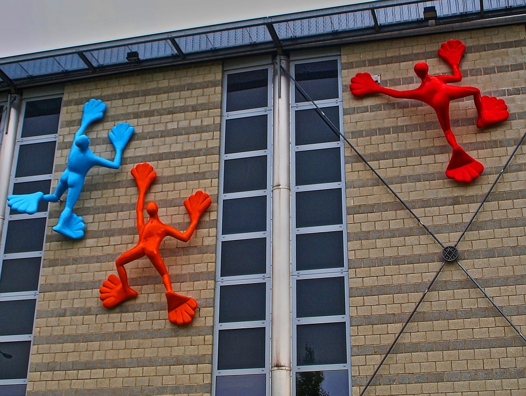 Flossis auf dem Weg nach oben. Diese poppigen Kletterer der Objektknstlerin Rosalie erklimmen das Institut fr Kunststoffverarbeitung (IKV) an der RWTH Aachen am Seffenter Weg. Die Figuren sind von 2005, aus Glasfaserverstrktem Kunststoff, mit Acryl Lackiert und jeweils ca. 3,2 mal 2,0 Meter gro. Die Knstlerin Rosalie ist unter anderem auch Malerin, Bhnenbildnerin und Professorin fr Gestaltung an der Hochschule Offenbach.