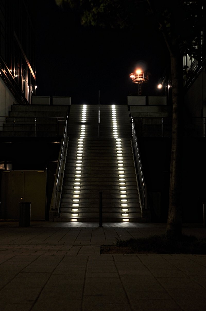 folge dem Licht  - oder wie mchte man der beleuchteten Treppe entsprechen,
Treppe am Kieler Hafen