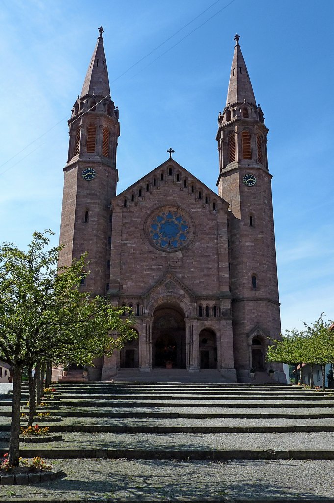 Forbach, Aufgang zur St.Johannes-Kirche mit den beiden 50m hohen Trmen, Sept.2011