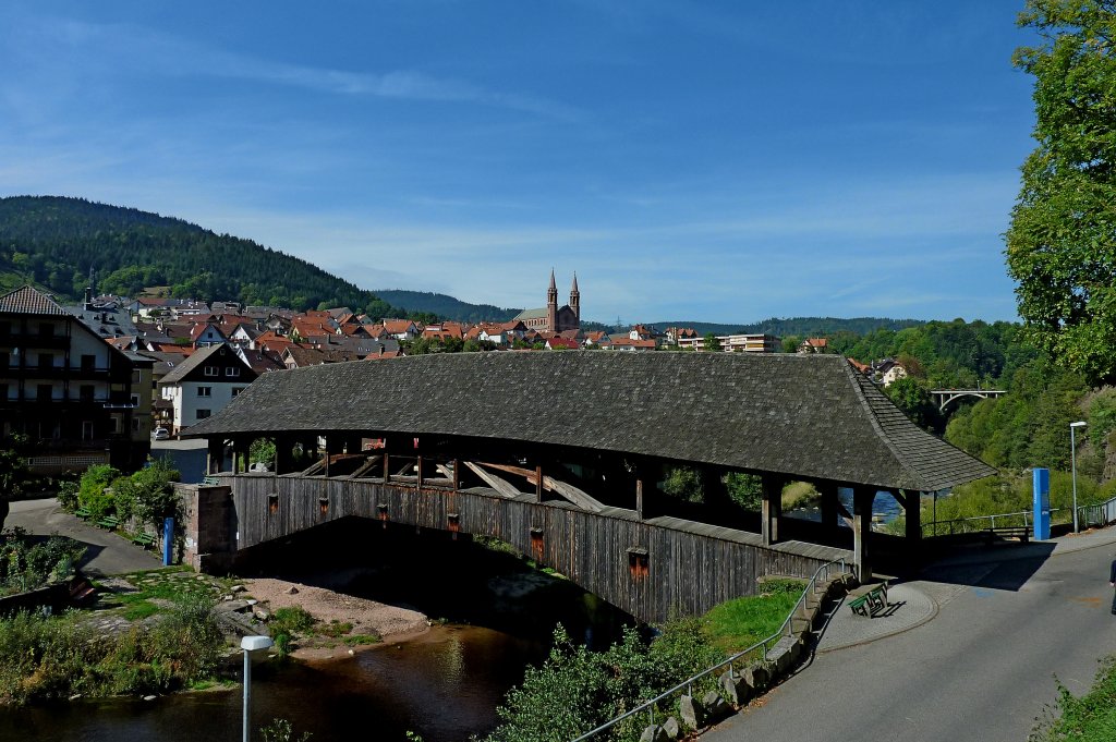 Forbach im Schwarzwald, Blick auf die hlzerne Murgbrcke und die Stadt, die erste Brcke stammt aus den Jahren 1777-78, 1955 wurde sie neu aufgebaut, Sept.2011