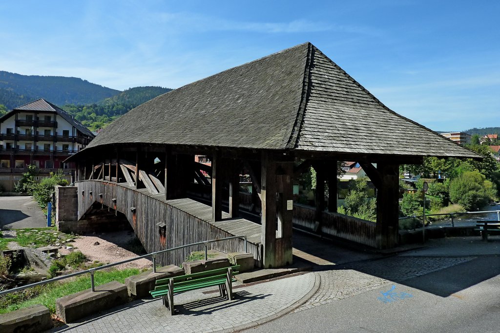 Forbach im Schwarzwald, die Holzbrcke ber die Murg ist 45m lang und 6m breit und fr den PKW-Verkehr bis 3t freigegeben, Sept.2011