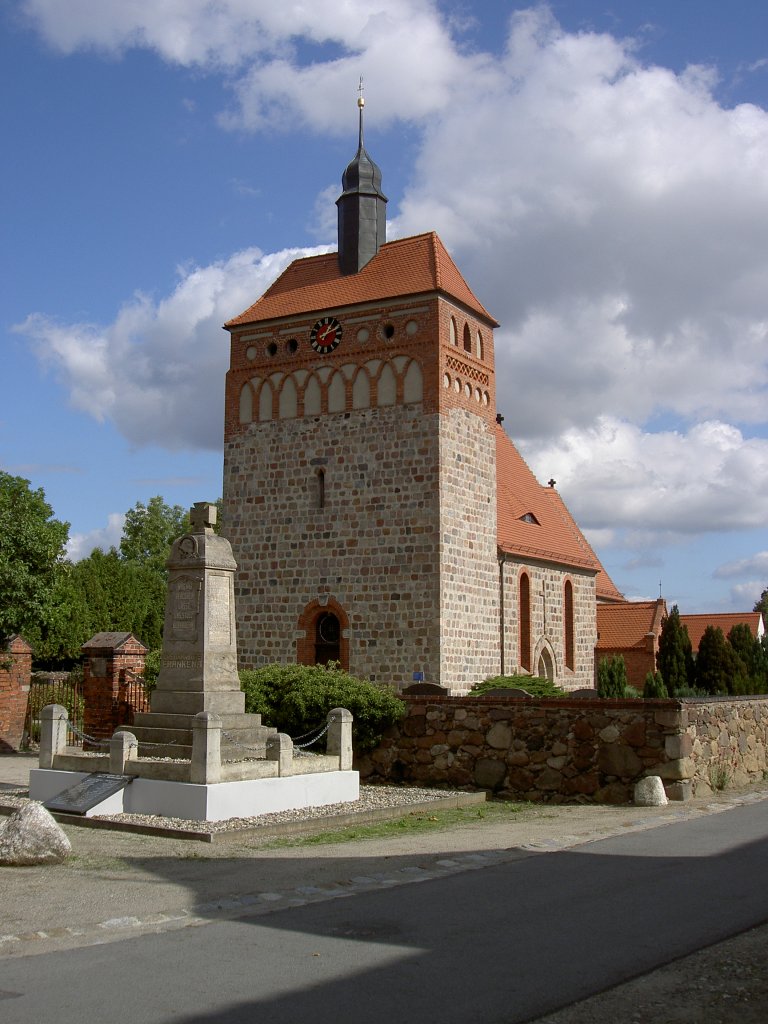 Frankena, Feldsteinkirche, erbaut im 13. Jahrhundert, Turm von 1488 (20.09.2012)