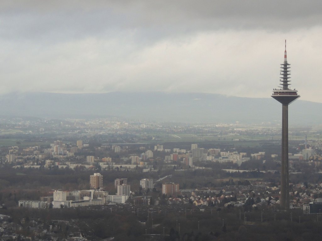 Frankfurt von oben, Blick vom Main-Tower in Richtung Fernsehturm (15.12.2012).