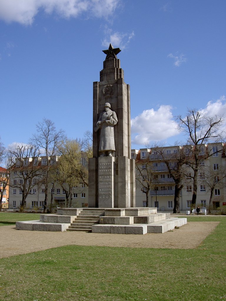 Frankfurt Oder, Sowjetisches Ehrenmal im Park der Anger (01.04.2012)