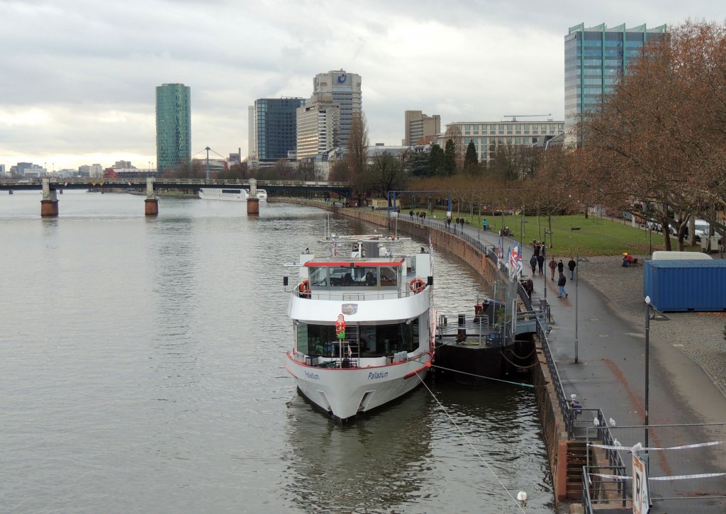 Frankfurter Main-Ufer am 15.12.2012.