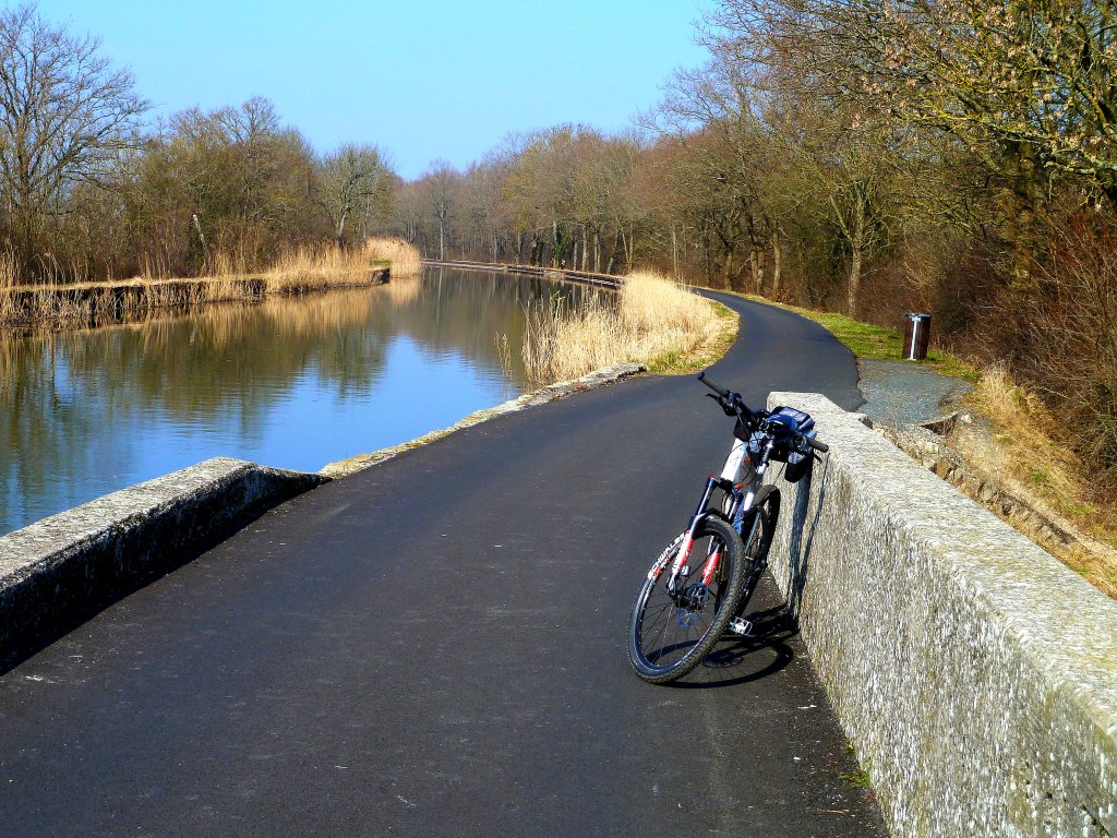 Frankreich, Elsass-Lothringen, Radweg am Canal de la Sarre entlang, zwischen den Schleusen 1 und 2 am tang (Weiher) du Stock. Von Sden nach Norden fotografiert am 05.03.2011.
