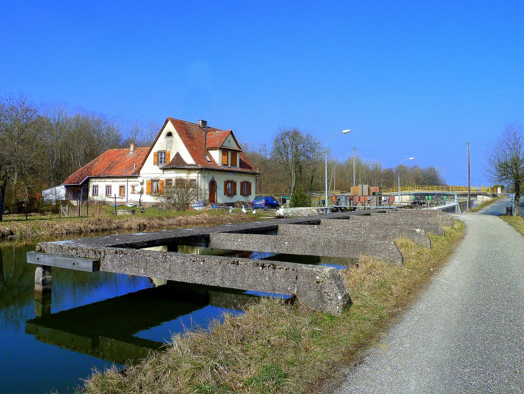 Frankreich, Elsass-Lothringen, Radweg am Canal de la Sarre entlang,hier an der Schleuse 8. Von Sden nach Norden fotografiert am 05.03.2011.