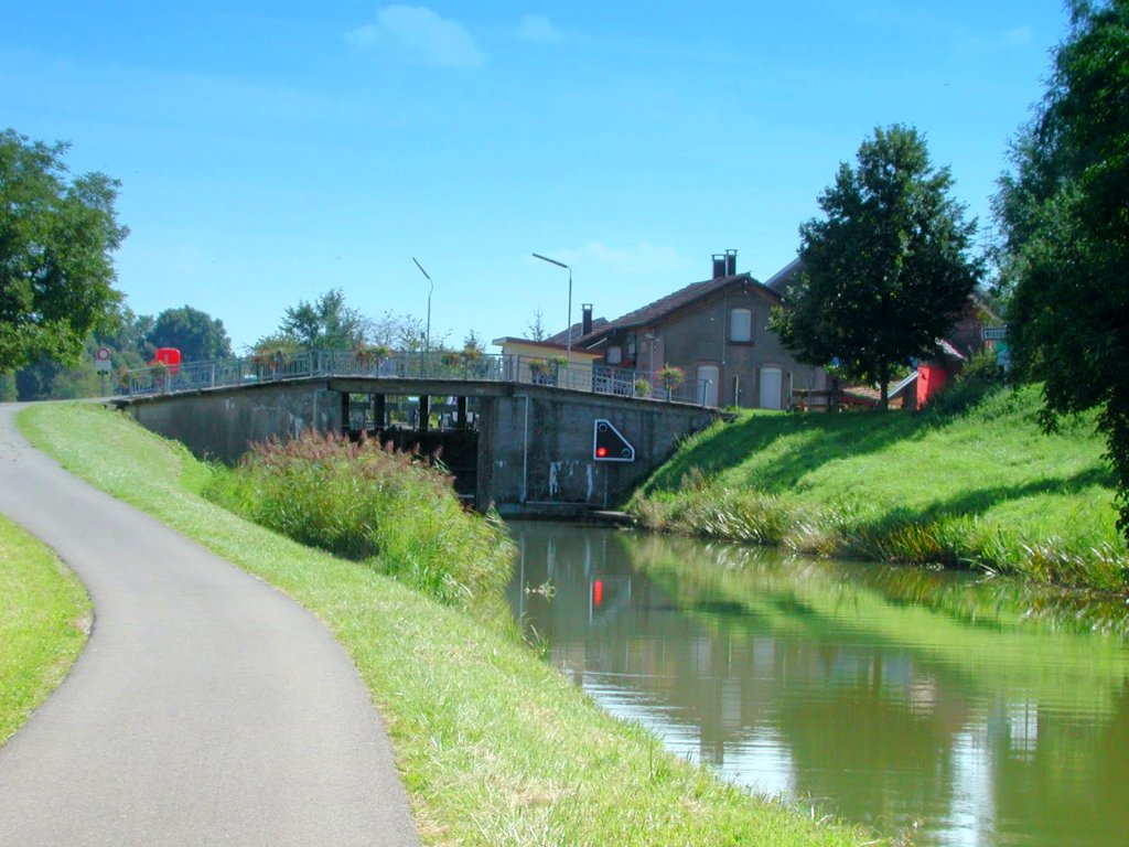 Frankreich, Elsass-Lothringen, Radweg am Canal de la Sarre entlang, an der Schleuse 18 in Bissert. Von Norden nach Sden fotografiert am 05.03.2011.