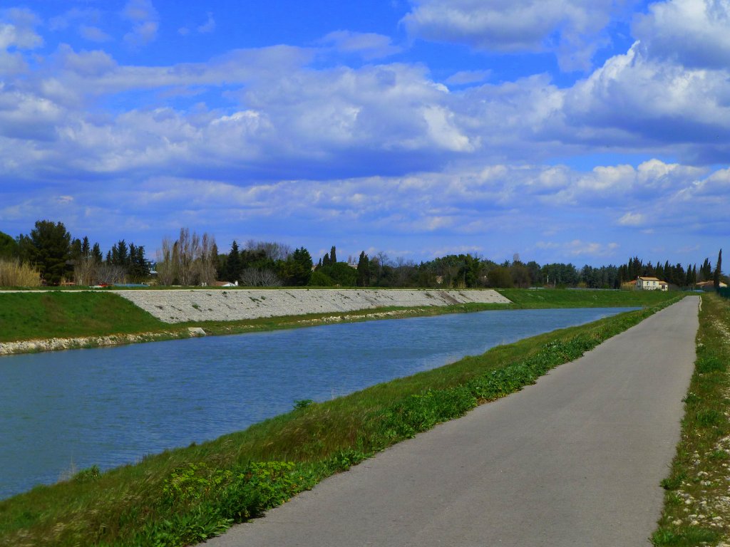 Frankreich, Languedoc, Radweg von Montpellier nach Lattes am Lez entlang. Blick auf den Lez und den Radweg von Lattes aus in Richtung Montpellier. 25.03.2013