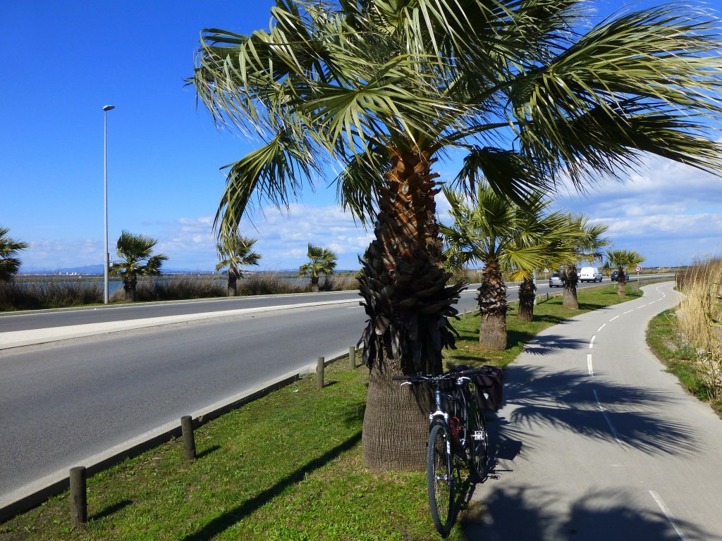 Frankreich, Languedoc, Radweg von Palavas nach Carnon am Mittelmeer. Blick auf die Schnellstrasse und den Radweg von Palavas aus in Richtung Carnon. 25.03.2013