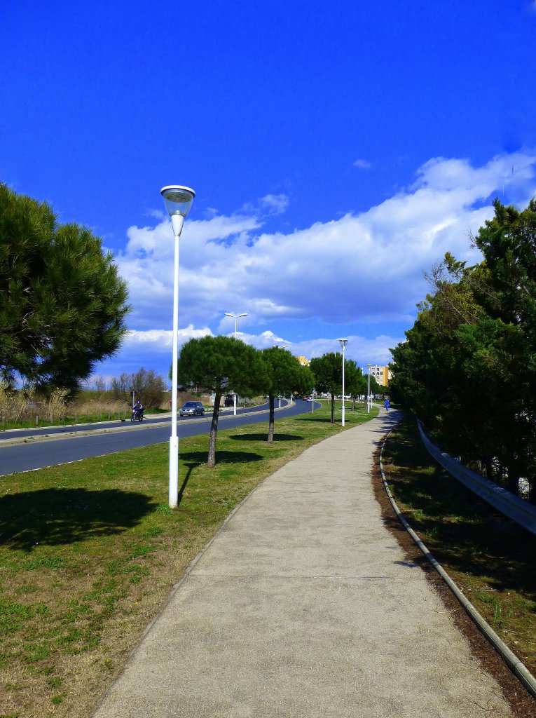 Frankreich, Languedoc, Radweg von Palavas nach Carnon am Mittelmeer. Blick auf den Radweg in Carnon nach Osten. 25.03.2013