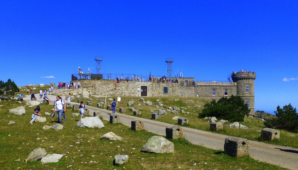 Frankreich, Languedoc-Roussillon, Gard (an der Grenze zur Lozre), das  Signal de l'Hort de Dieu  auch  Tourette de Cassini  auf dem Mont Aigoual(1 565 Meter), mit seiner Meteostation. 11.08.2013