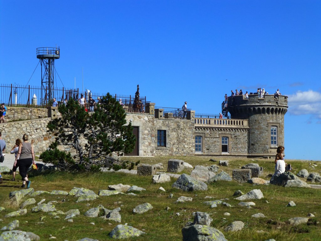 Frankreich, Languedoc-Roussillon, Gard (an der Grenze zur Lozre), das  Signal de l'Hort de Dieu  auch  Tourette de Cassini  auf dem Mont Aigoual(1 565 Meter), mit seiner Meteostation. 11.08.2013