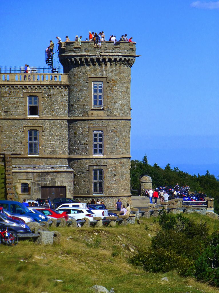 Frankreich, Languedoc-Roussillon, Gard (an der Grenze zur Lozre), das  Signal de l'Hort de Dieu  auch  Tourette de Cassini  auf dem Mont Aigoual(1 565 Meter), mit seiner Meteostation. 11.08.2013