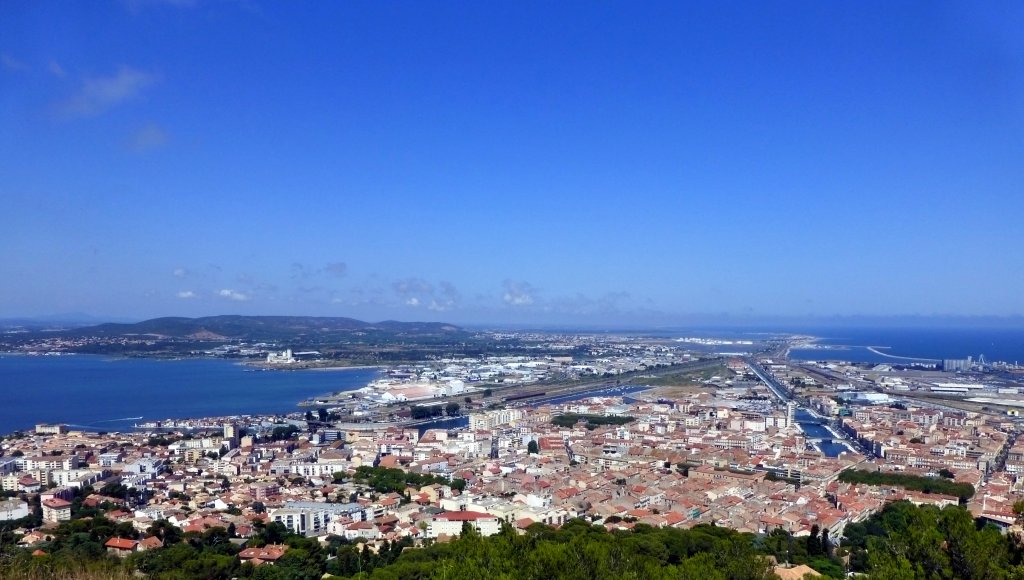 Frankreich, Languedoc-Roussillon, Hrault, vom Mont Saint Clair (Ste) aus gesehen von links nach rechts auf dem Bild: der tang de Thau, Ste, das Mittelmeer, 05.08.2013