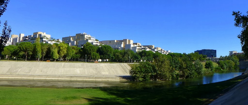 Frankreich, Languedoc-Roussillon, Hrault, Montpellier, Panoramabild vom  Richter  Viertel, dem Lez und dem neuen Rathaus ganz rechts, 01.08.2013
