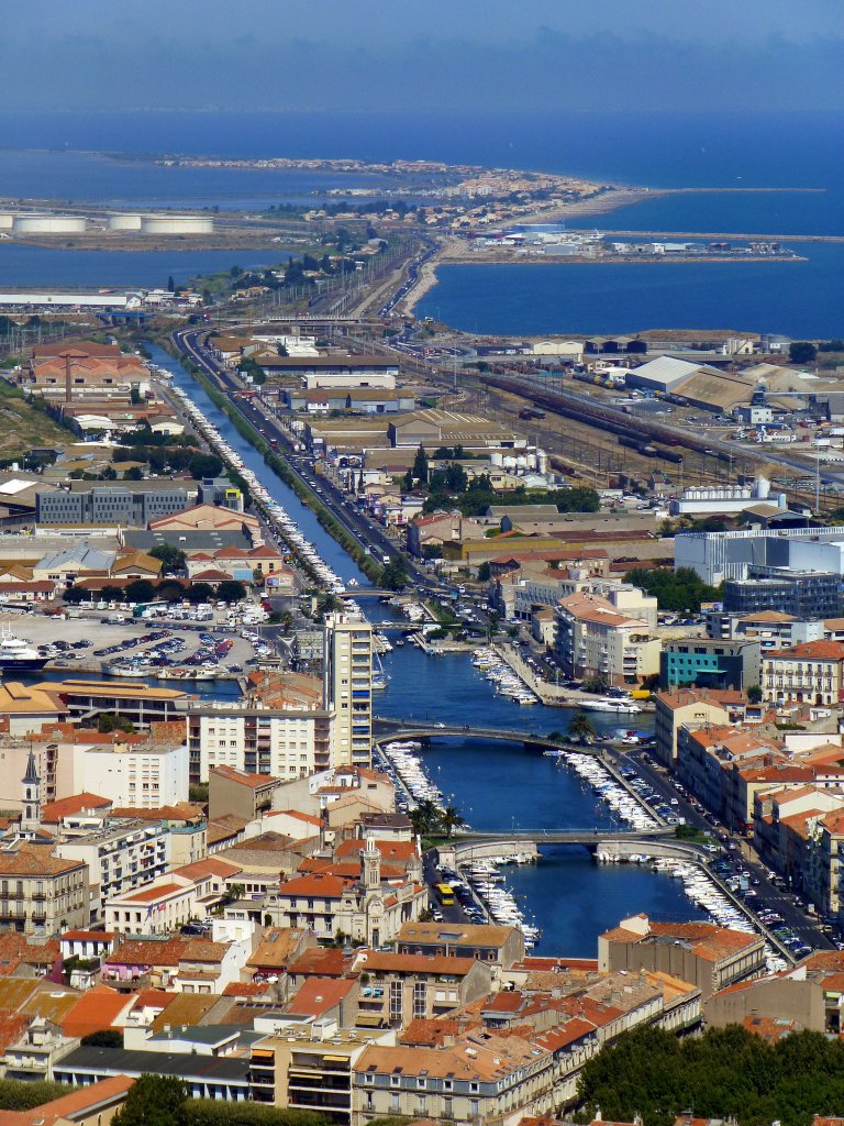 Frankreich, Languedoc-Roussillon, Hrault, Ste und der Canal de la Peyrade vom Mont Saint Clair (Ste) aus gesehen, 05.08.2013