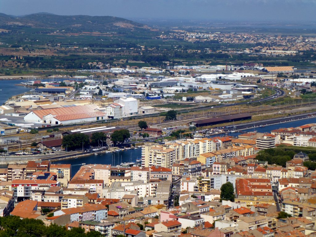 Frankreich, Languedoc-Roussillon, Hrault, Ste (und sein Bahnhof) vom Mont Saint Clair (Ste) aus gesehen, 05.08.2013