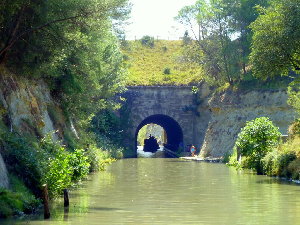Frankreich, Languedoc-Roussillon, der Radweg am Canal du Midi entlang, hier zwischen Colombiers und Le Malpas in schlechtem Zustand (rechts im Bild) aber der Kanaltunnel ist auch fr Radfahrer benutzbar. 17.08.2011
